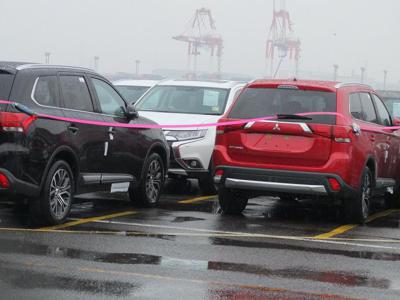 2016 Mitsubishi Outlander facelift spied; to unveil next month