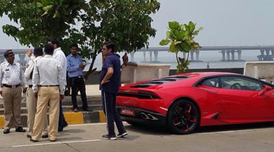 Arnab Goswami stops Speeding Lamborghini on Bandra-Worli Sea Link