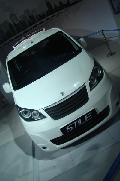 Ashok Leyland unveils Stile MUV in partnership with Nissan