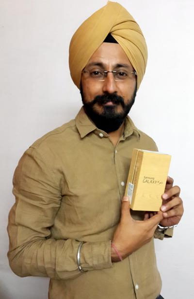 Cartrade.com announces 'Sartaj Singh Mangat' as a lucky winner for 'Win a Samsun