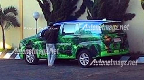 2016 Toyota Innova spotted in funky camouflage 