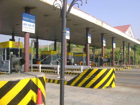 Toll Plaza employe escapes unhurt after firing incident in Delhi