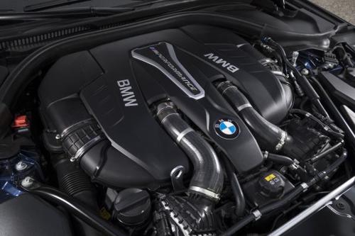 BMW M550i xDrive engine