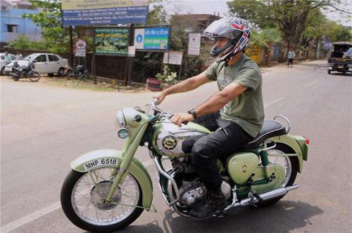 Indian cricket star MS Dhoni fined for riding a motorcycle that violates Motor Vehicle Act