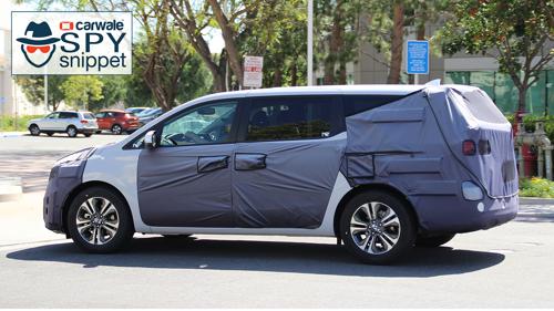 Kia spied testing the Sedona minivan