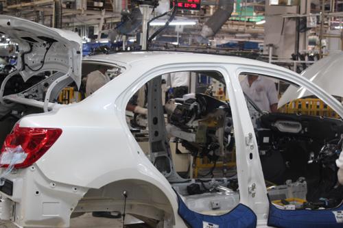 Dashboard being inserted into the new Maruti Dzire
