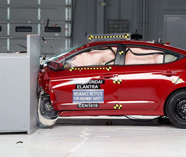 2017 Hyundai Elantra IIHS crash test 1
