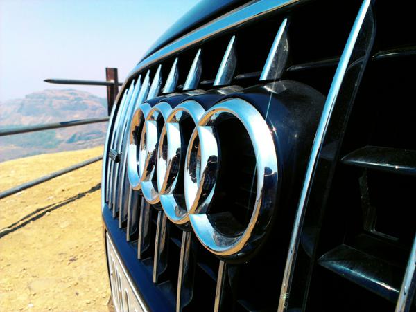 Audi Q5 scenic wallpaper