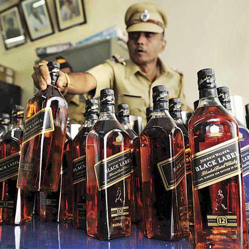 Cars and Two wheelers ferrying alcohol to Maharashtra from Daman and Goa seized 
