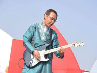 Honda CEO Kanayama plays guitar to the tune of 'Socha Hai' at the company's .