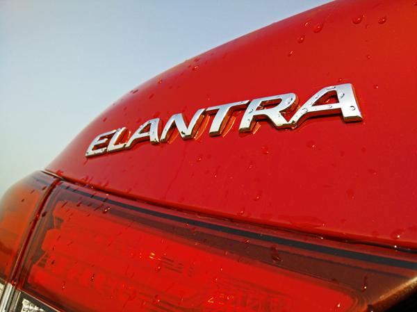 Hyundai Elantra Images 17
