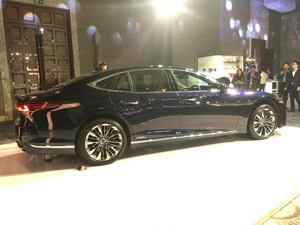 Lexus-LS-500h-launch-side