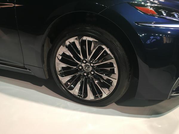 Lexus-LS-500h-launch-wheel