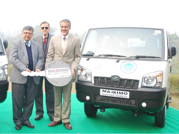 Mahindra hands over Maxximo electric vehicle to Agra Development Authority