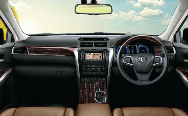 2018-Toyota-Camry-hybrid-interior