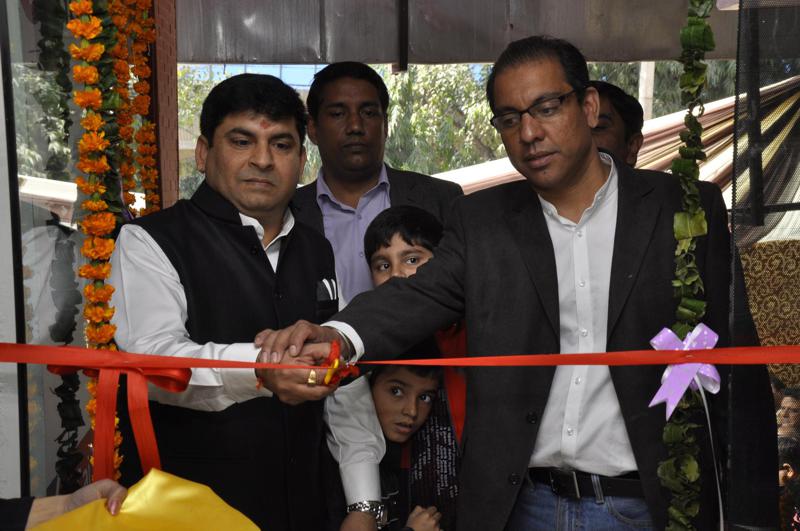 Ribbon cutting by owner Mr Ahuja and Rajiv Singh, head of Franchisee business at CarTrade.com